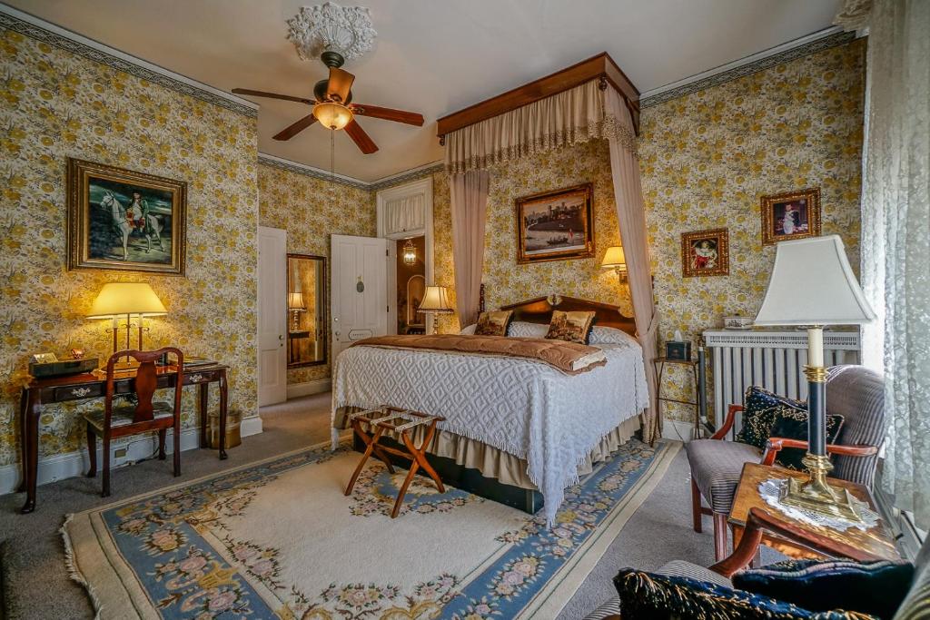 Pinehill Inn - Best Hotels in Illinois