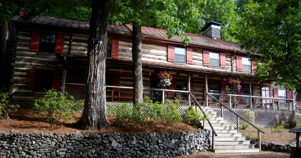 Sugar Tree Inn - Best Hotels in Virginia