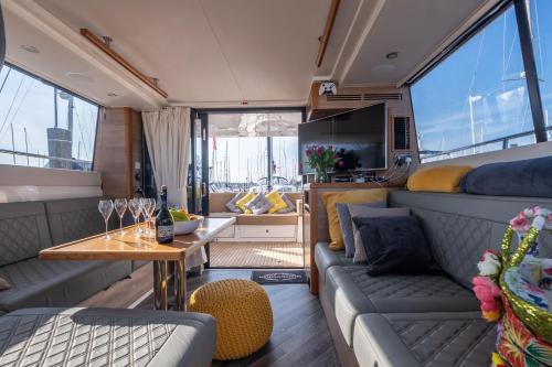 Luxury Lymington Yacht, 2-BR, Scenic Views, WiFi
