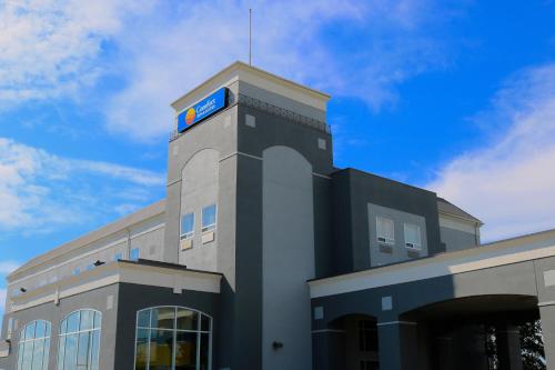 Comfort Inn & Suites Airport South - Best Hotels with Airport Shuttle Service in Calgary