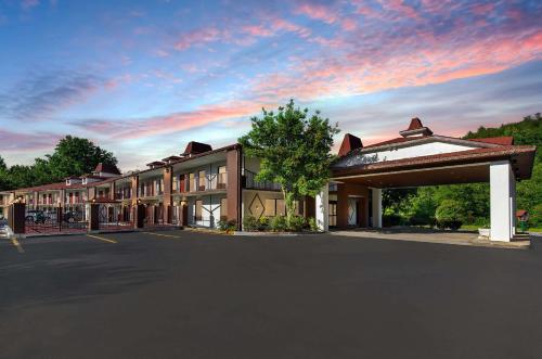 Days Inn by Wyndham Helen - Best Parking Hotels in Helen, GA