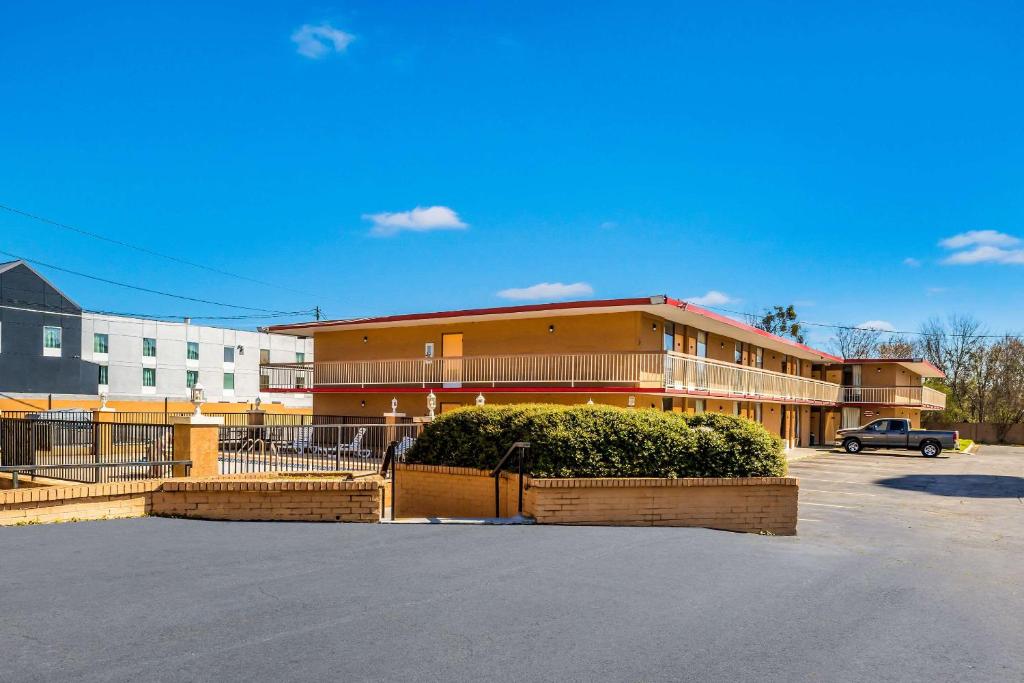 Econo Lodge Inn & Suites Macon West - Best Pet-Friendly Hotels in Macon, GA