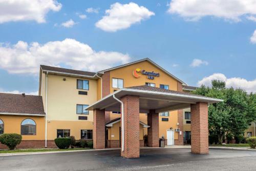 hotels with suites in Aurora