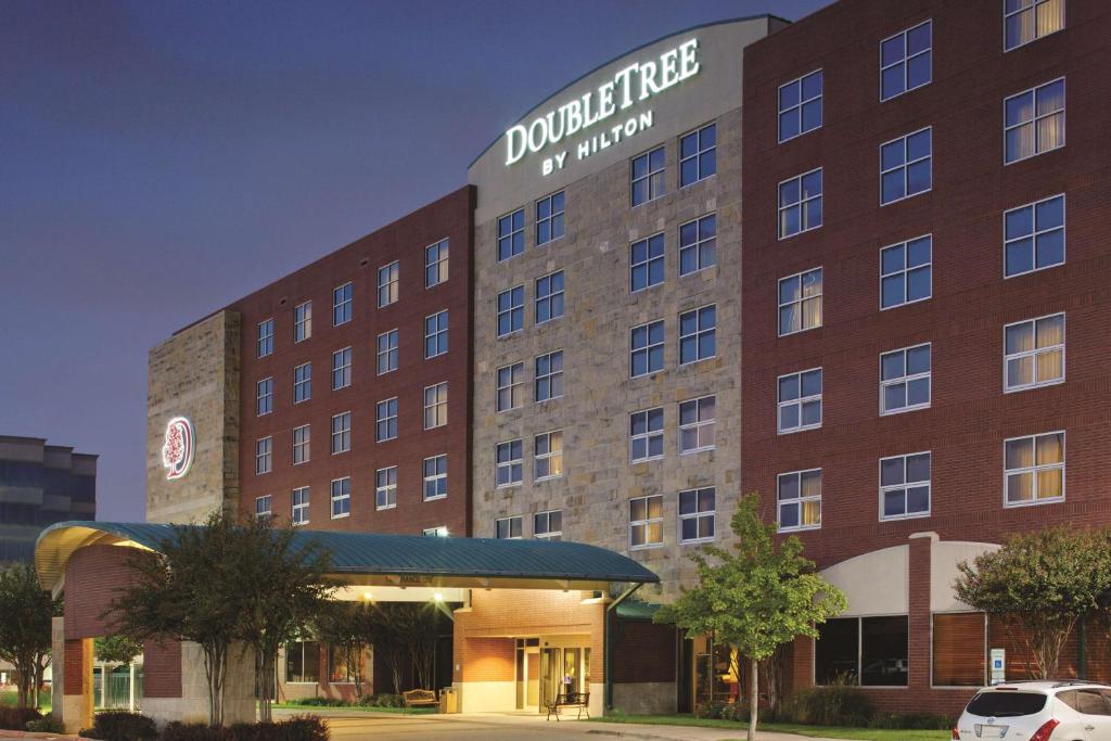 DoubleTree by Hilton Dallas-Farmers Branch - Best Parking Hotels in Dallas, TX