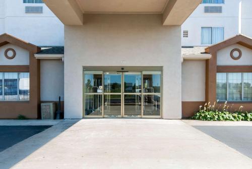 hotels with suites in St. Peters