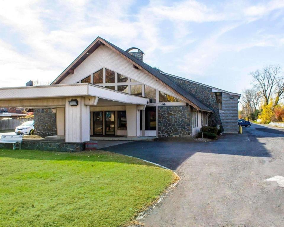 hotels with suites in Schenectady