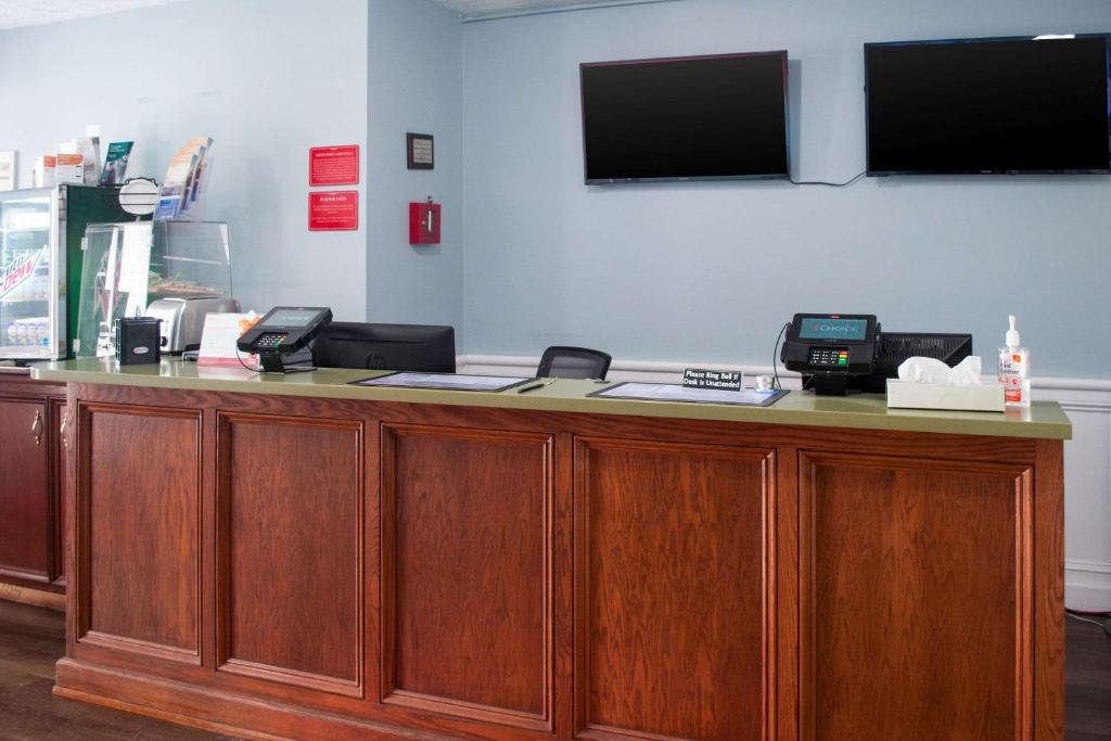 Econo Lodge Inn & Suites Sandusky South - Best Hotels in Sandusky, OH