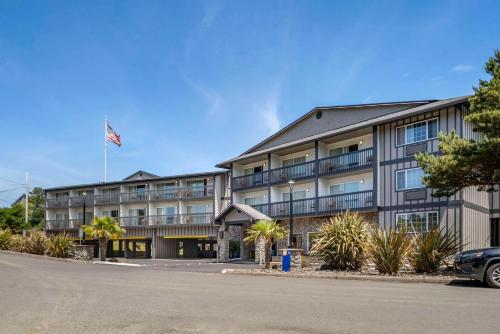Comfort Inn & Suites - Best Hotels with Free Breakfast in Lincoln City, OR