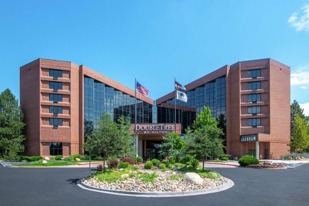 DoubleTree by Hilton Hotel Denver - Aurora - Best Hotels with Airport Shuttle Service in Colorado