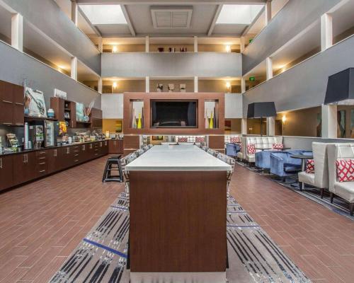 Quality Suites Nashville Airport - Best Pool Hotels in Nashville, TN