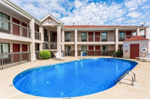 Econo Lodge Inn & Suites