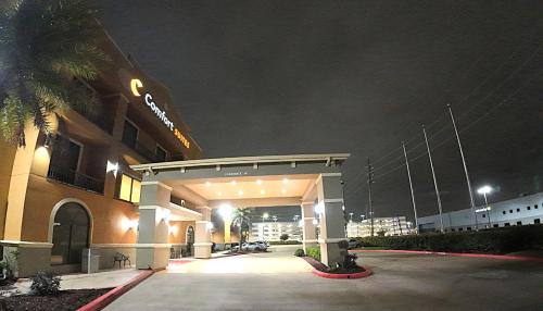 Comfort Suites Westchase Houston Energy Corridor - Best Pool Hotels in Houston, TX