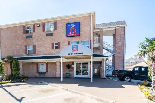 hotels with suites in Plano