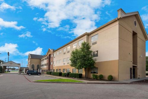 hotels with suites in Waco