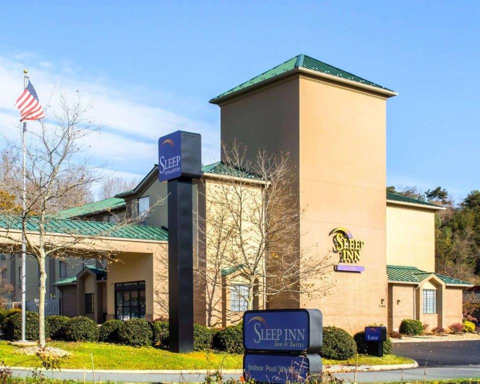 hotels with suites in Charlottesville