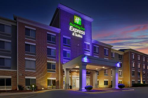 Holiday Inn Express & Suites Milwaukee NW - Park Place by IHG - Best Pool Hotels in Milwaukee, WI
