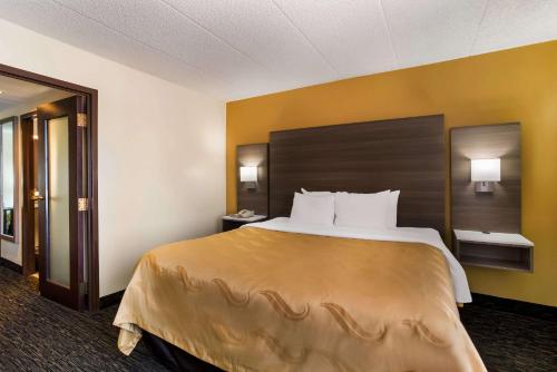 Quality Suites Milwaukee Airport - Best Hotels with Airport Shuttle Service in Milwaukee, WI