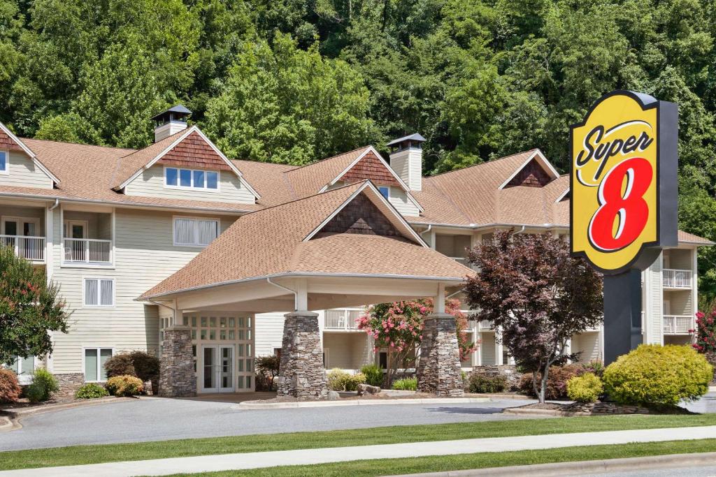 Super 8 by Wyndham Cherokee - Best Hotels with Free Breakfast in Great Smoky Mountains National Park, TN