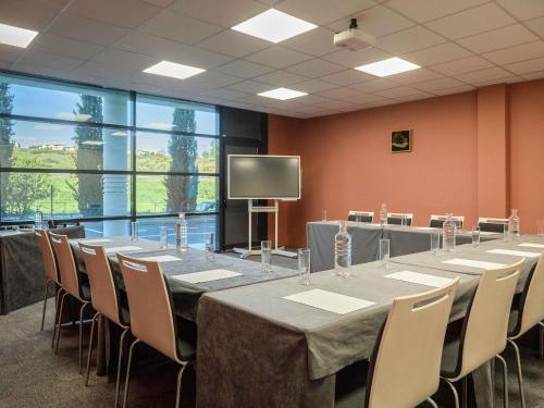 Mercure Aix-en-Provence La Duranne Gare TGV - Best Pool Hotels in Aix-en-Provence