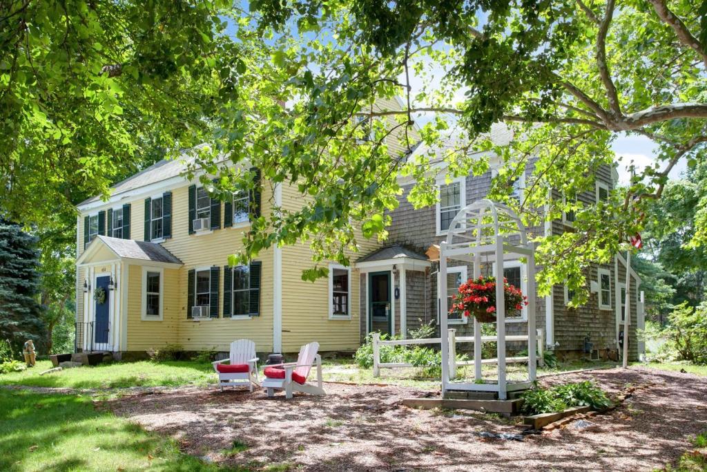 The Bursley Manor - Pet Friendly Hotels in Massachusetts