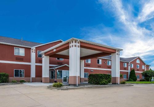 hotels with suites in Champaign
