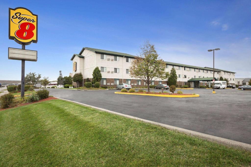 Super 8 by Wyndham Milwaukee Airport - Best Hotels with Airport Shuttle Service in Milwaukee, WI