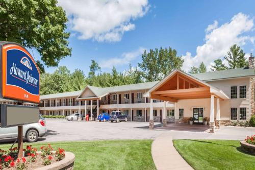 Howard Johnson by Wyndham Traverse City - Best Hotels with Free Breakfast in Traverse City, MI