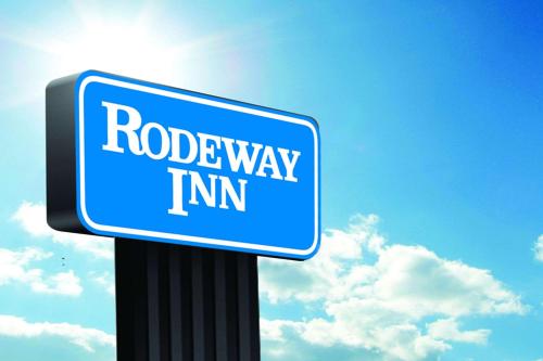 hotels with suites in Utica