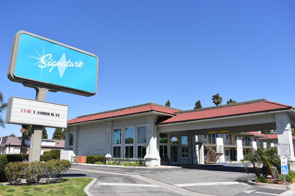 Signature Anaheim Maingate - Best Parking Hotels in Anaheim-Disneyland, CA