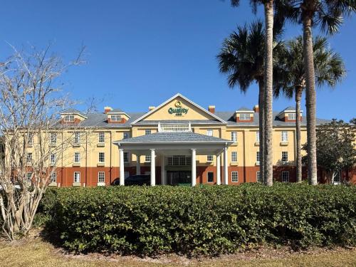 Ormond Beach Inn - Best Pool Hotels in Daytona Beach, FL