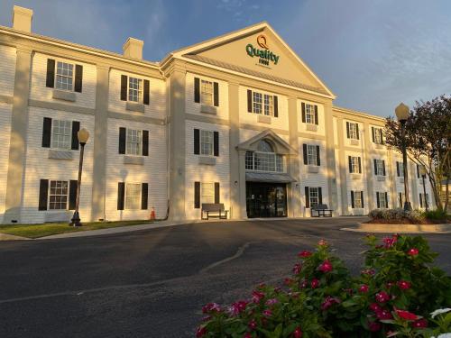 Quality Inn Wilmington - Best Pool Hotels in Wilmington, NC