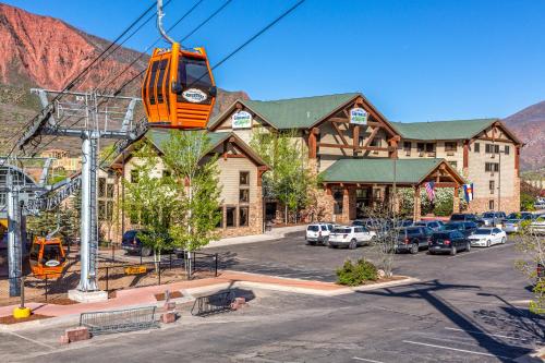 Hotel Glenwood Springs - Best Hotels with Free Breakfast in Glenwood Springs, CO