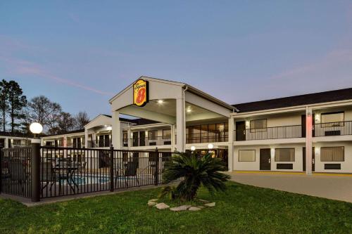 hotels with suites in Biloxi
