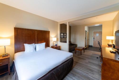 Sonesta Essential - Baton Rouge Airport - Best Pool Hotels in Baton Rouge, LA