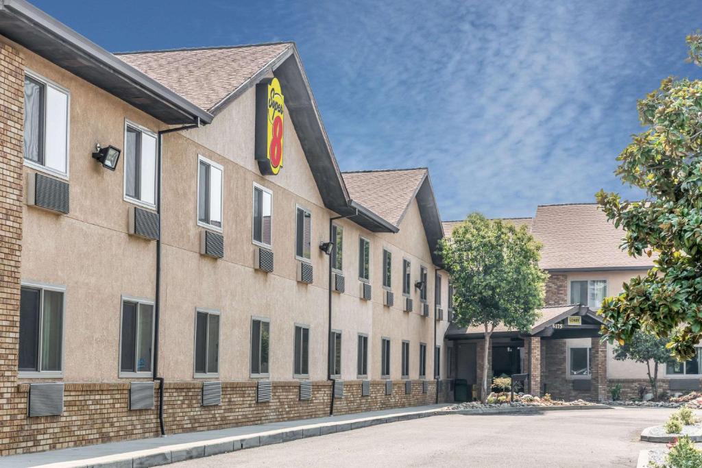 Super 8 by Wyndham Redding - Best Pet-Friendly Hotels in Redding, CA
