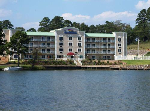 Baymont on the lake by Wyndham Hot Springs - Best Parking Hotels in Hot Springs, AR