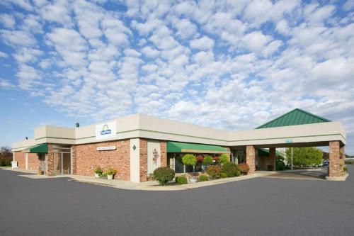 hotels with suites in Troy