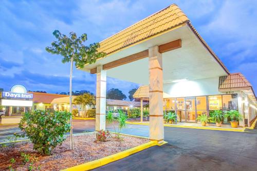Days Inn by Wyndham St. Petersburg Central - Best Parking Hotels in St. Petersburg, FL