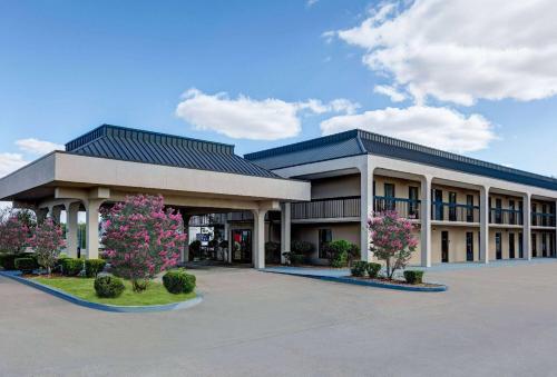 Days Inn by Wyndham Greenville MS