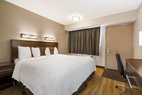 Red Roof Inn PLUS+ Nashville Airport - Best Hotels with Airport Shuttle Service in Nashville, TN
