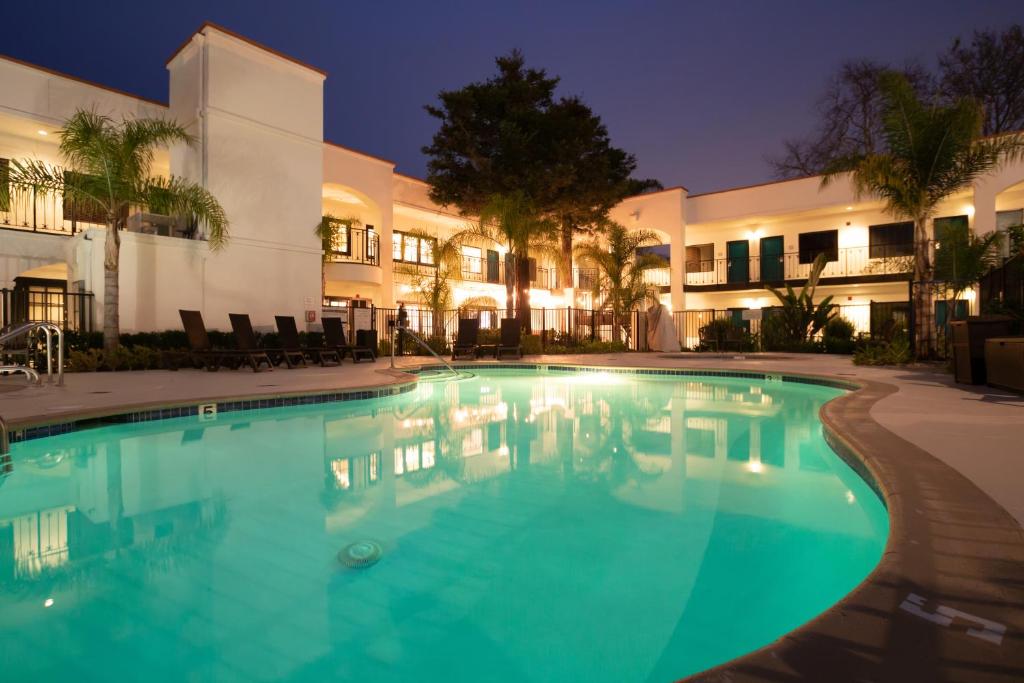Oxford Suites Pismo Beach - Best Hotels in Pismo Beach, CA