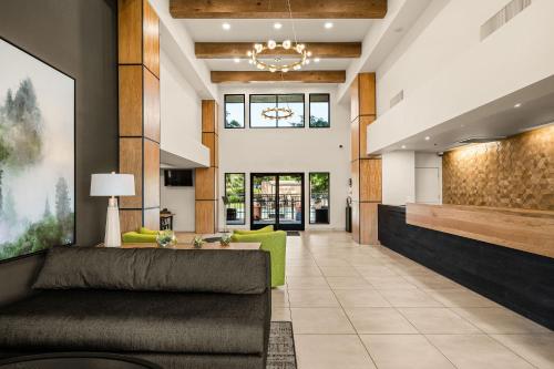 Oxford Suites Redding - Best Business Hotels in Redding, CA