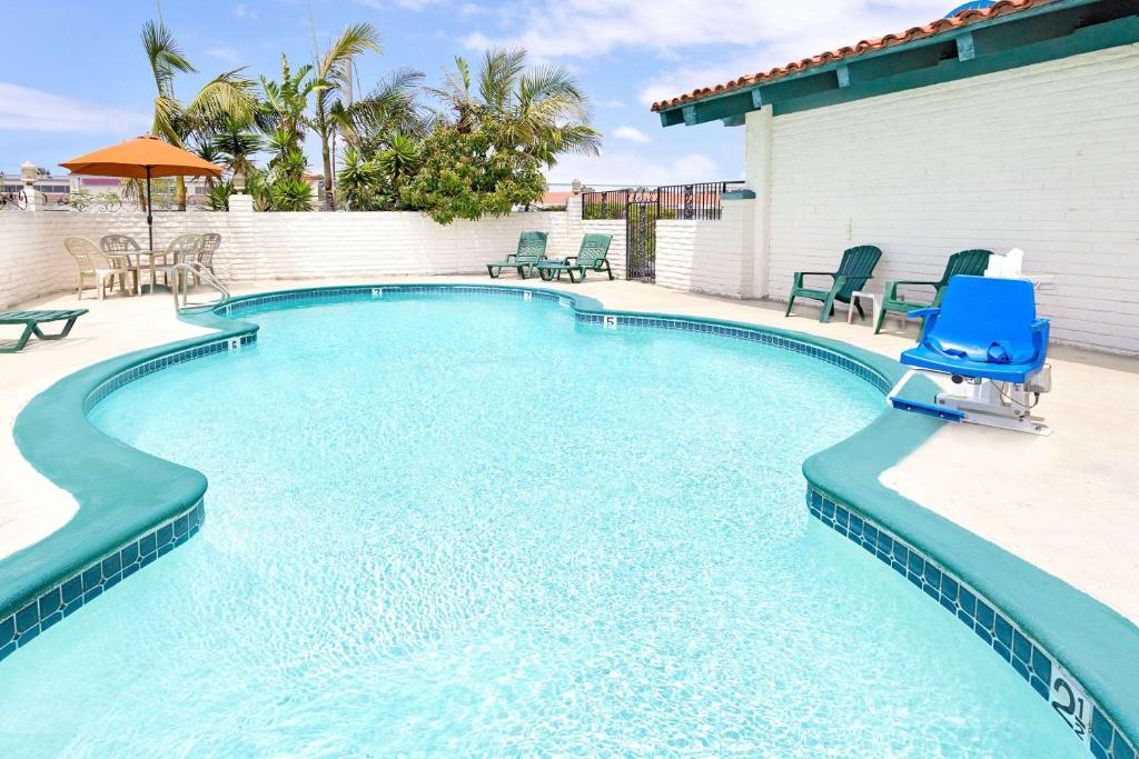 Sunset Inn - Best Parking Hotels in Costa Mesa, CA