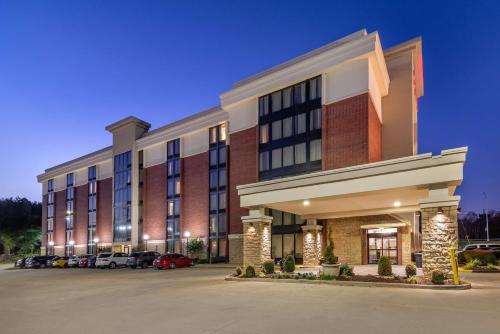 Drury Inn & Suites Atlanta Airport - Best Pool Hotels in Atlanta, GA
