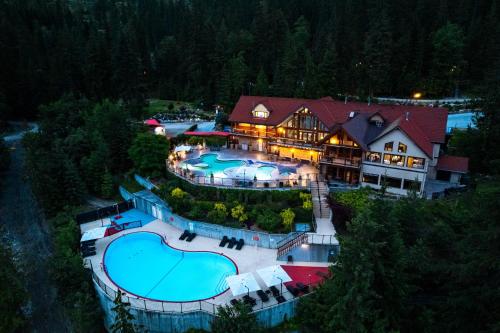 Halcyon Hot Springs Resort - Best Pool Hotels in British Columbia