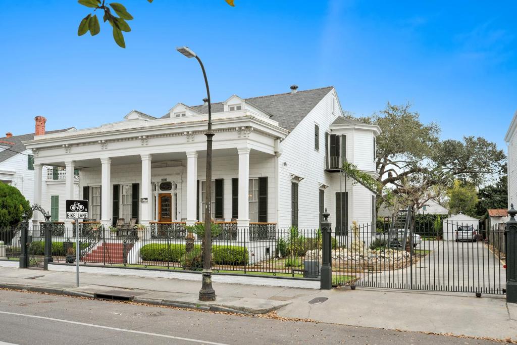 Ashton's Bed and Breakfast - New Orleans Hotels with Parking