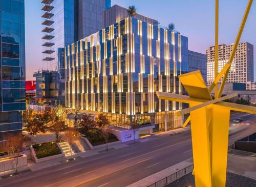 HALL Arts Hotel Dallas, Curio Collection by Hilton - Dallas Hotels with Pools