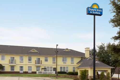 Days Inn & Suites by Wyndham DFW Airport South-Euless - Best Hotels with Airport Shuttle Service in Fort Worth, TX