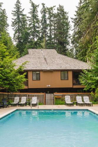 LOGE Alta Crystal Resort at Mt Rainier