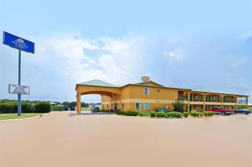 hotels with suites in Bastrop